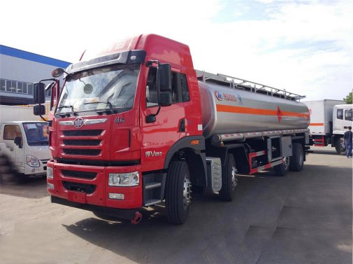 解放前四后六27立方運油車