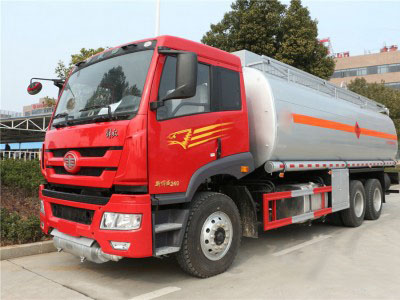 解放后八輪23立方運(yùn)油車