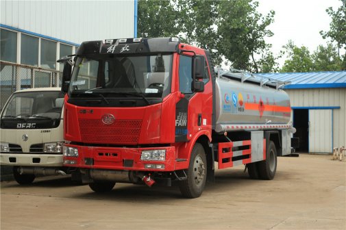 解放J6單橋15立方運油車