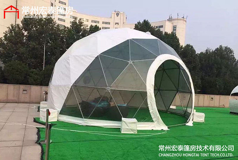 英國百萬樂迷帶背包搭帳篷參加音樂節(jié) 球形篷房.jpg